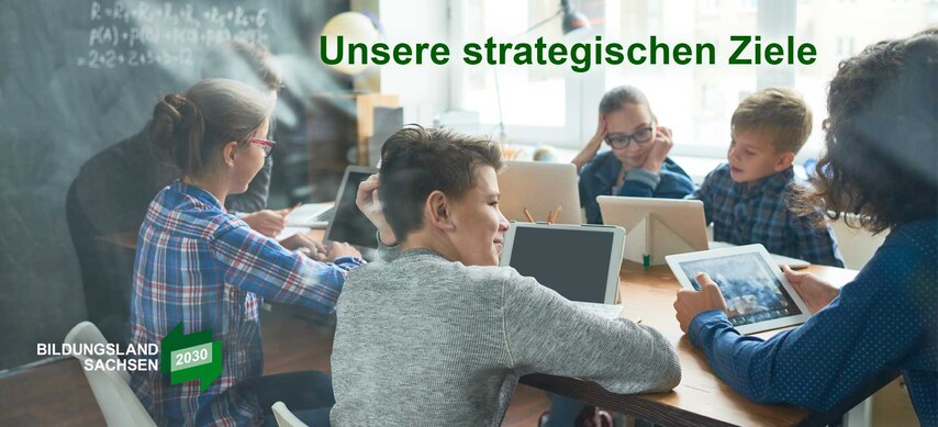 Das Bild zeigt mehrere Schülerinnen und Schüler, welche mit einem Tablet gemeinsam an einem Tisch sitzen. Das Bild trägt den Schriftzug "Unsere strategischen Ziele".